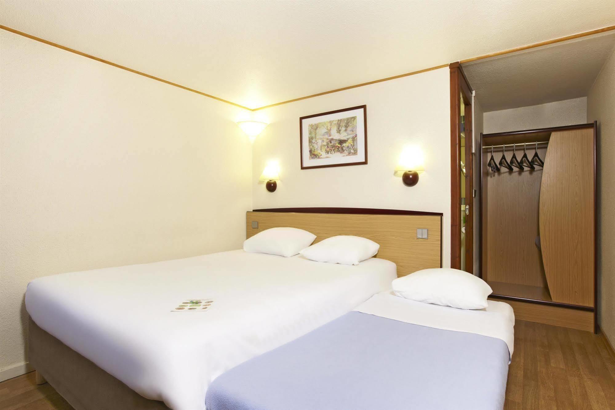 Kyriad Direct Evreux Hotell Exteriör bild